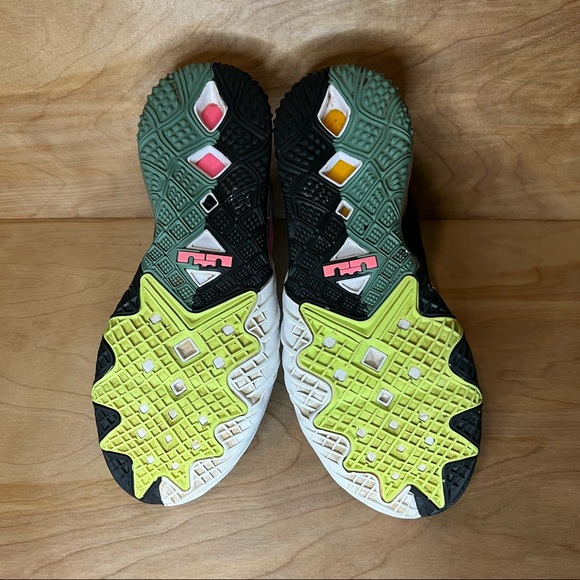Nike LeBron 18 Space Jam - Picture 8 of 8